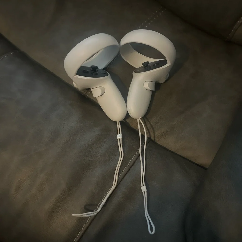 Standalone VR Headset with Controllers - White